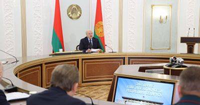 "Мифические агрессивные намерения": Лукашенко высказался о "глупых" требованиях соседей