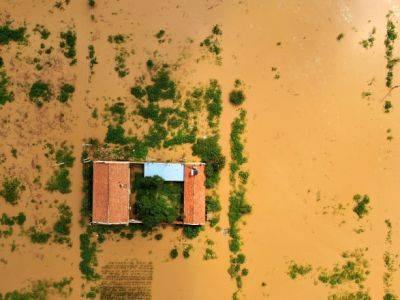 Смертоносное наводнение в Китае усиливается: районы вниз по реке готовятся к большой воде