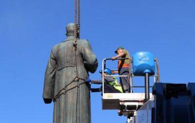 В Полтаве снесли памятник советскому генералу