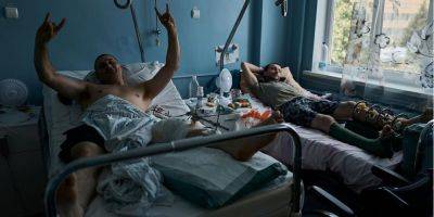 «Бывает и наоборот». Фотографы Либеровы отреагировали на вирусное видео о госпитале в Мукачево и показали снимки военных в больнице в Днепре