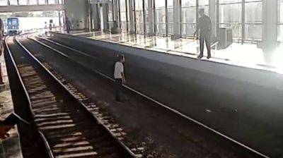 В Ташкентском метро прокомментировали инцидент с парнем, который спрыгнул на рельсы