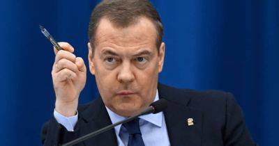 Экспрезидента РФ снова разрывает ярость: очередные угрозы посыпались от Медведева