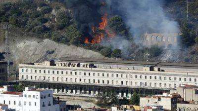 На границе Испании и Франции бушует пожар