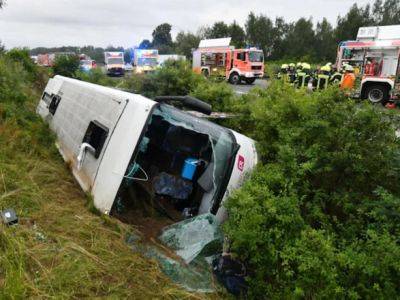 В Германии перевернулся автобус, пострадали 19 человек