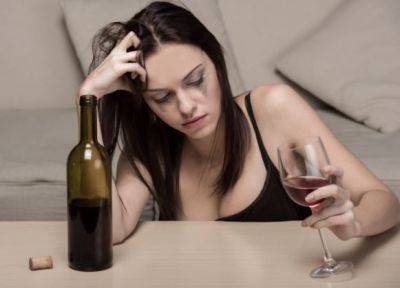 Новое исследование: женщины пьют больше алкоголя и чаще умирают от него