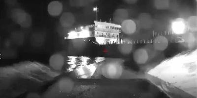 Атака на танкер Сиг. Зеленский поблагодарил СБУ и ВМС за «приучение России к потерям»