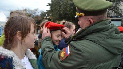 "Жизнь по расписанию и изучение военного дела": подробности о "бесплатном" оздоровлении детей Донбасса