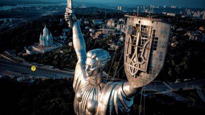 Герб Украины установили на монументе Батьківщина-Мати – фото и видео