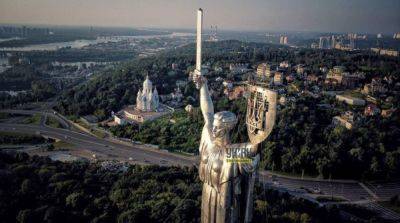 В Киеве установили трезубец на монумент «Родина-мать»