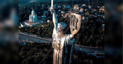 Величественный миг: на монументе «Родина — Мать» установили герб Украины
