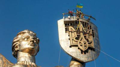На монумент "Родина-Мать" в Киеве установили трезубец вместо герба СССР