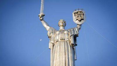 Трезубец вместо серпа и молота: декоммунизация монумента "Родина-мать" в Киеве