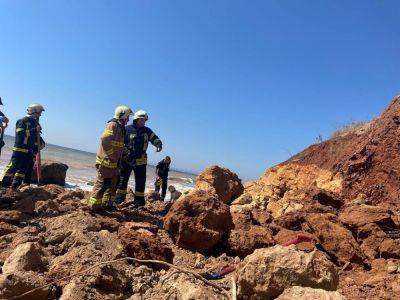 На пляже под Одессой обрушился склон, засыпав людей и убив ребенка | Новости Одессы