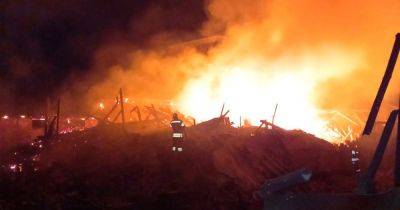 ГСЧСовцы показали тушение пожара в результате атаки по Хмельнитчине (ВИДЕО)