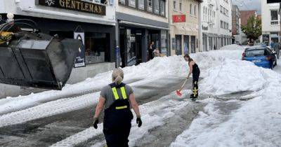 Снежные сугробы летом: на юге Германии выпал сильный град — в ход пошла снегоуборочная техника