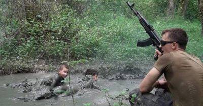 Ползали в грязи под дулом автомата: в РФ спецназовцы провели военный тренинг для детей (фото)