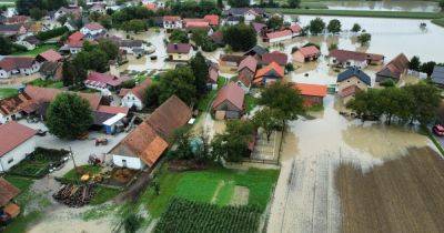Армия спасает людей: в Словении наводнения и оползни отрезают от мира поселки (фото, видео)