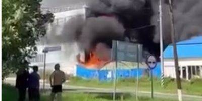 Площадь — до 500 квадратных метров. В Московской области РФ вспыхнул пожар на фабрике — видео