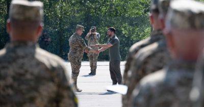 Президент по случаю Дня Воздушных сил ВСУ вручил государственные награды и боевые знамена (ФОТО)