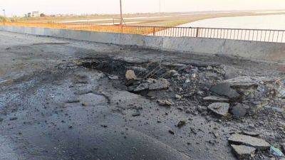 В результате обстрелов повреждены два моста, соединяющие Крым с материком