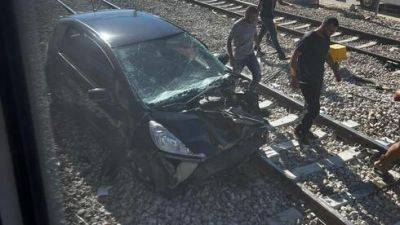 Видео: поезд столкнулся с машиной в Лоде