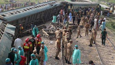 Поезд сошел с рельсов в Пакистане: количество жертв катастрофы растет