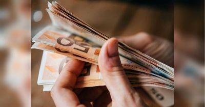 Часть украинцев может получить до 2700 евро в гривнах: кому следует обращаться за помощью