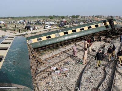 По меньшей мере 30 человек погибли в Пакистане из-за аварии на железной дороге