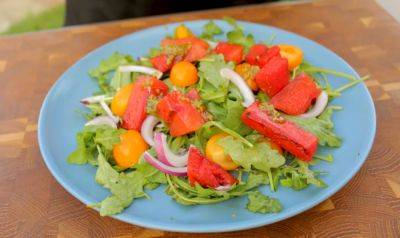 Блюдо, достойное звезды Мишлен: как приготовить салат с арбузом-гриль