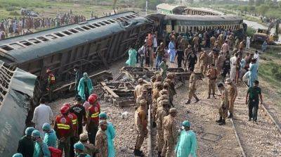 В Пакистане в результате схода поезда с рельсов погибли по меньшей мере 30 человек