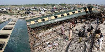 В Пакистане сошел с рельсов поезд: 30 человек погибли, более 100 раненых