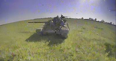 Ремонт не удался: дрон-камикадзе подбил российский танк вместе с экипажем (видео)