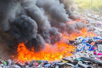 Пожар на нелегальной свалке в Биньямине: специалисты рекомендуют эвакуировать жителей