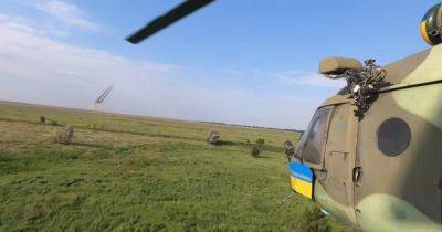 Экипажи вертолетов ВСУ показали видео боевых вылетов на фронте