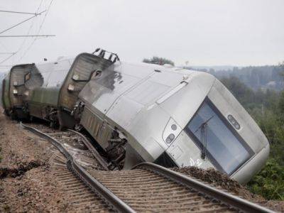 В Швеции поезд сошел с рельсов, три человека пострадали