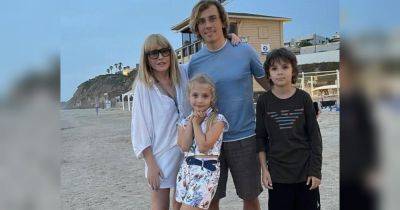 Нежно обняла мужа: Пугачева вместе с Галкиным и близнецами сделала фотографию на пляже