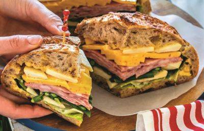Вы не захотите отходить от стола: рецепт сэндвича в хлебе с сыром, овощами и ветчиной