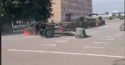 Поехала по своим делам: колонна белорусских войск при движении потеряла пушку (ВИДЕО)
