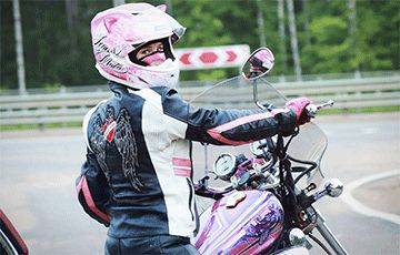 Задержана гомельчанка, которая ехала с бывшим мужем на мотоцикле в шлеме «бело-кирпично-белого» цвета