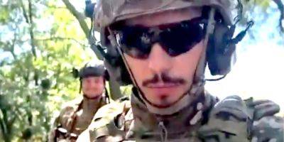 Бойцы ВСУ используют артиллерийское орудие вместо лестницы — видео