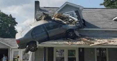 Остался висеть на крыше: автомобиль взлетел в воздух и врезался в жилой дом (фото)