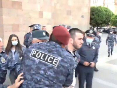 В Ереване протестующие требовали разблокировать Лачинский коридор, 14 человек задержали