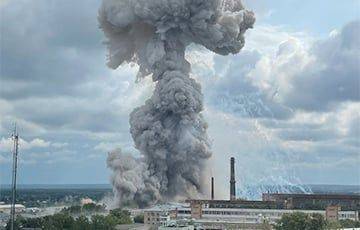 Огромный гриб поднялся в небо после взрыва на Загорском оптико-механическом заводе в Сергиевом Посаде под Москвой