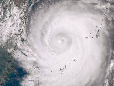 Тайфун "Канун" направился на юг Японии и Южную Корею: отменяют авиарейсы, поезда и мероприятия
