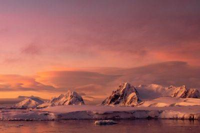 Рассвет розового цвета зафиксирован в Антарктиде – фото уникального явления