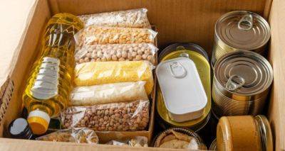Украинцы могут получить гумпомощь в виде большой коробки, куда входят продукты, средства гигиены и многое другое