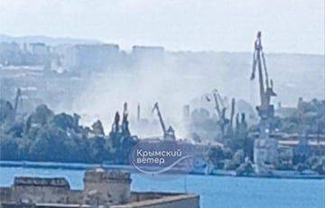 Новая серия взрывов в Крыму: бухту Севастополя затянуло дымом