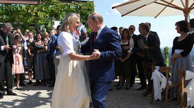 Танцевавшая с Путиным эксглава МИД Австрии поселилась в России