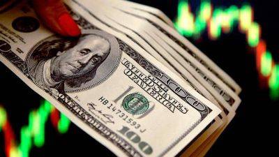Курс доллара поднялся до 98 рублей впервые с марта 2022 года