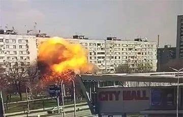 Россияне ударили по жилому кварталу Запорожья